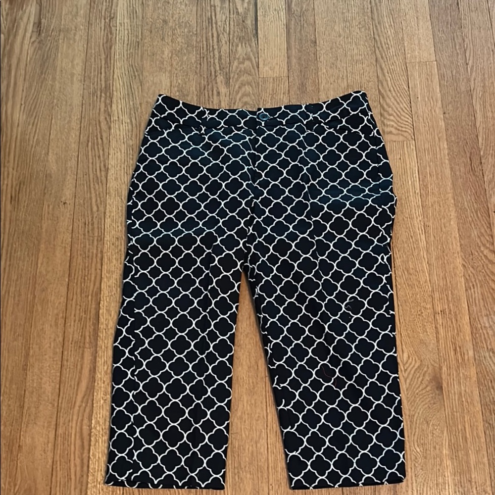 St. John's Bay Black and White Geometric Capris